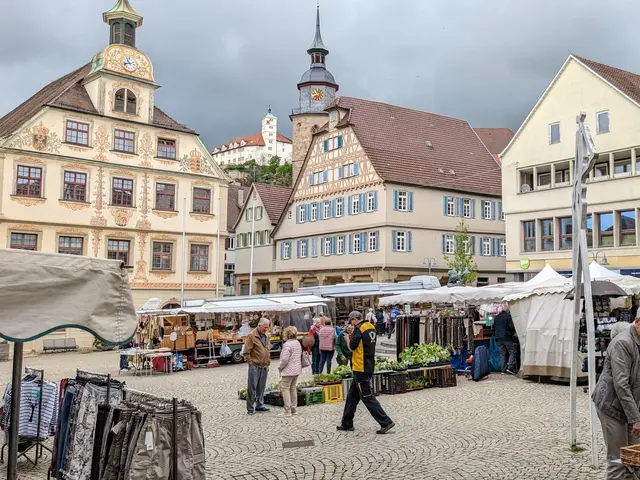 Blick auf Marktstände vor Rathaus