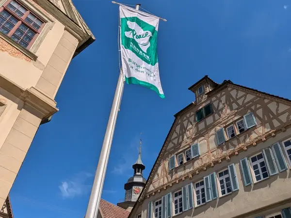 Am Vaihinger Rathaus ist eine Friedensflagge gehisst.