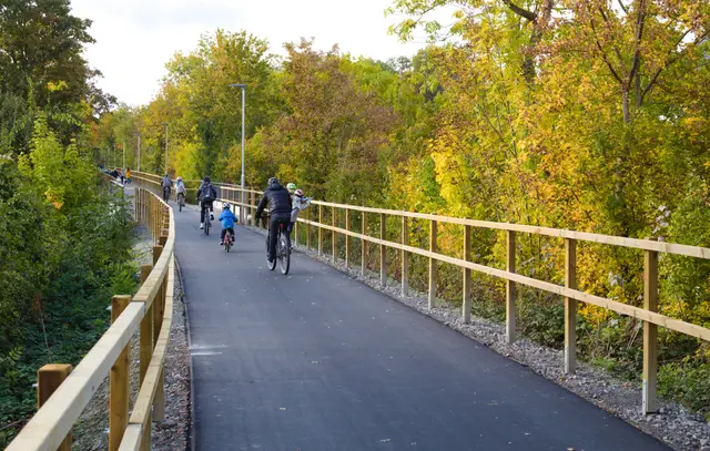 Der Fahrradweg verbindet drei Stadtteile.