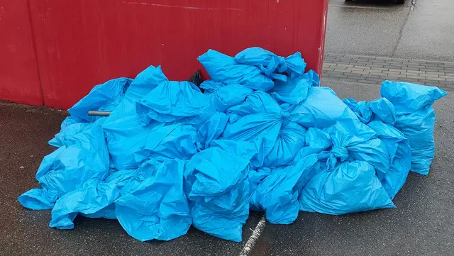 Mehrere blaue Müllsäcke