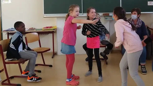 Kinder üben in einem Klassenzimmer Selbstbehauptung