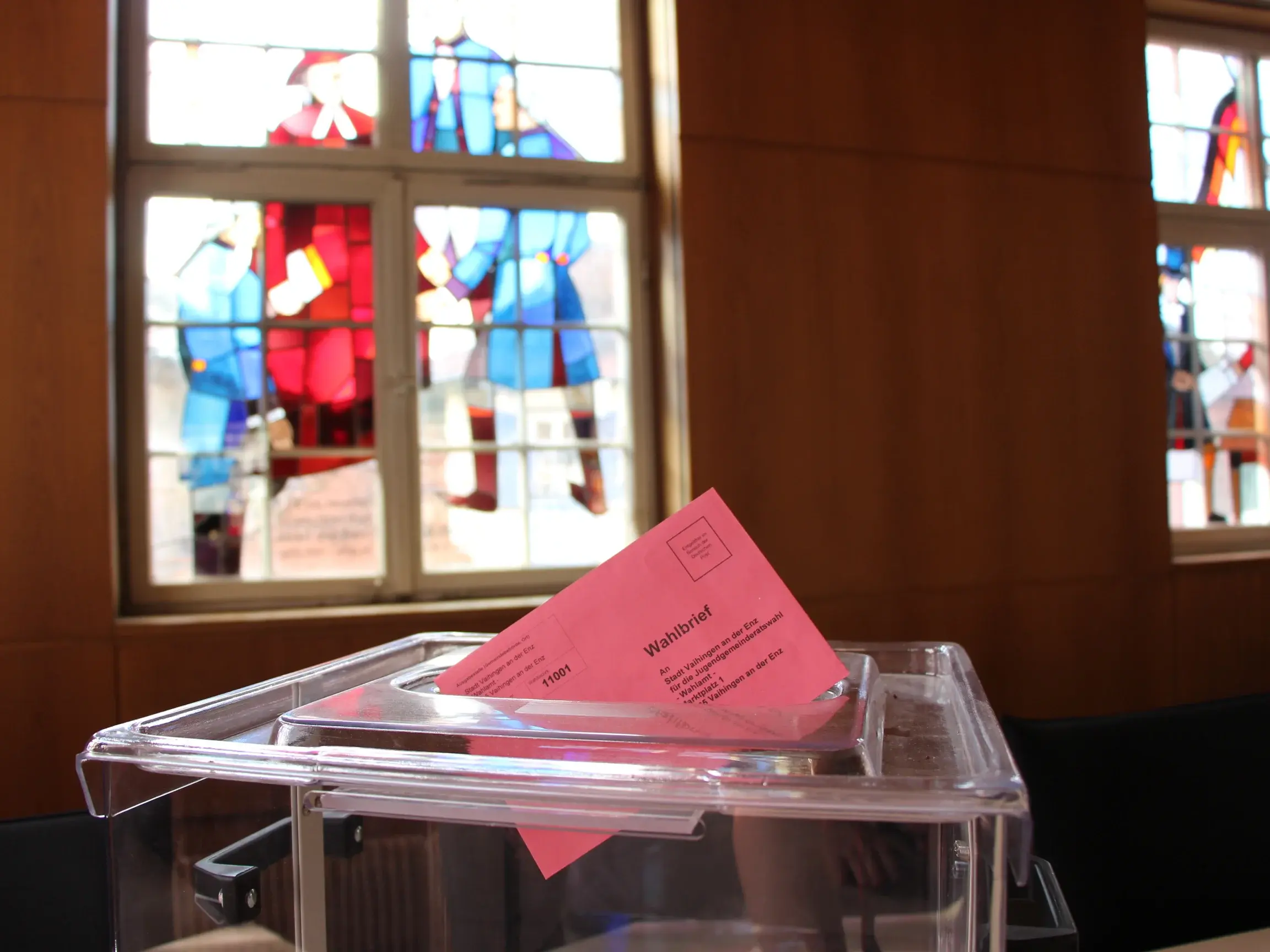 Stimmzettel, der in einer Wahlurne steckt