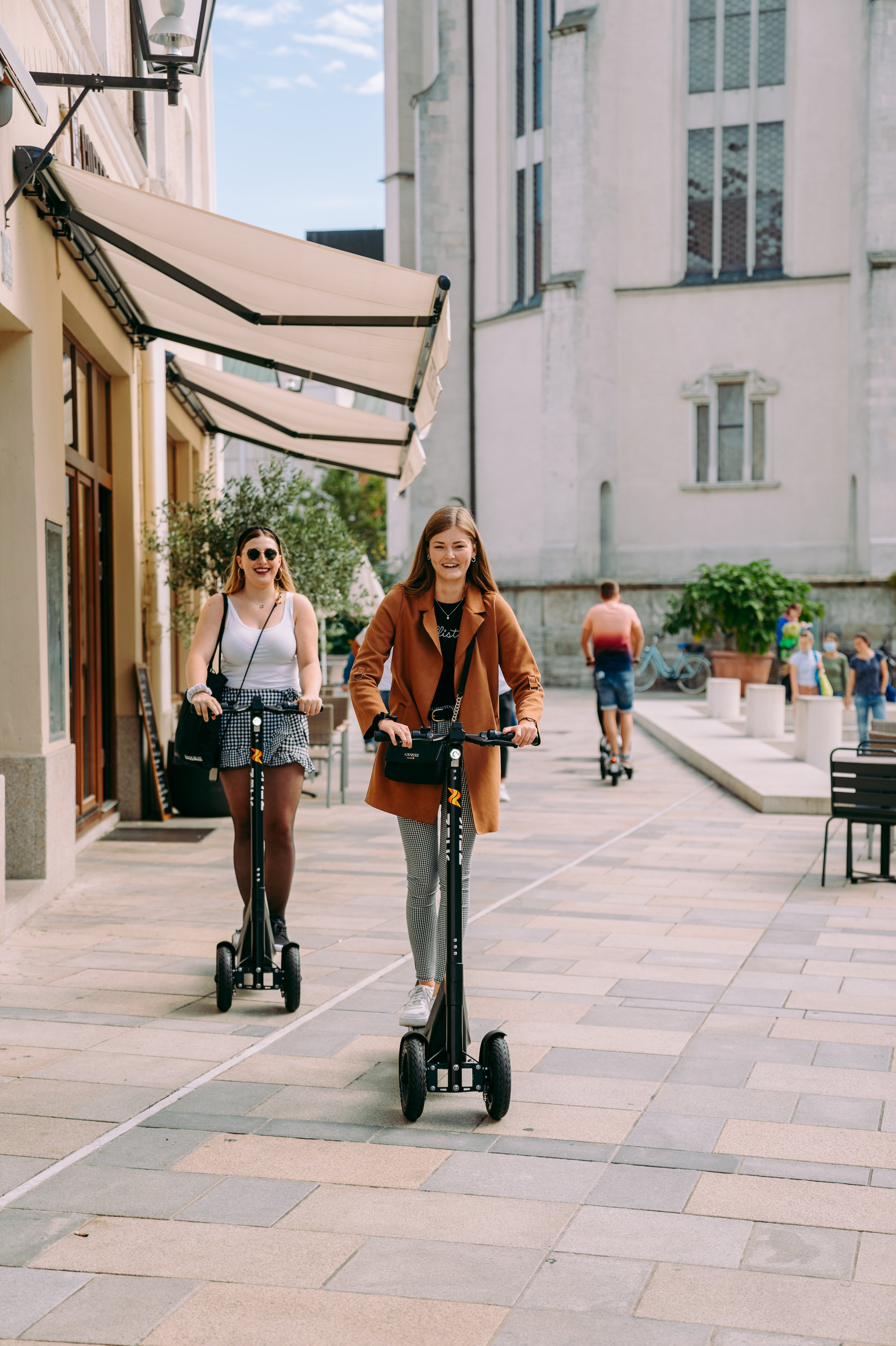 Ganz bequem von der Innenstadt an den Bahnhof: In Vaihingen gibt es ab 20. September E-Scooter. Die Roller sind mit zwei Rädern vorne und einem Rad hinten ausgestattet. Foto: Zeus