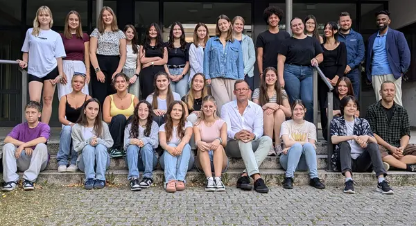 Gruppenbild mit Oberbürgermeister Uwe Skrzypek, Hauptamtsleiter Nisanth Annalingam und Ausbildungsleiter Philipp Müller: der erste Tag für die neuen Mitarbeiterinnen und Mitarbeiter der Vaihinger Stadtverwaltung.   Foto: Stadt Vaihingen an der Enz