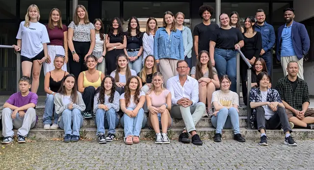 Gruppenbild mit Oberbürgermeister Uwe Skrzypek, Hauptamtsleiter Nisanth Annalingam und Ausbildungsleiter Philipp Müller: der erste Tag für die neuen Mitarbeiterinnen und Mitarbeiter der Vaihinger Stadtverwaltung. Foto: Stadt Vaihingen an der Enz