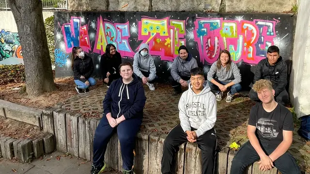 Schüler vor einem Graffiti
