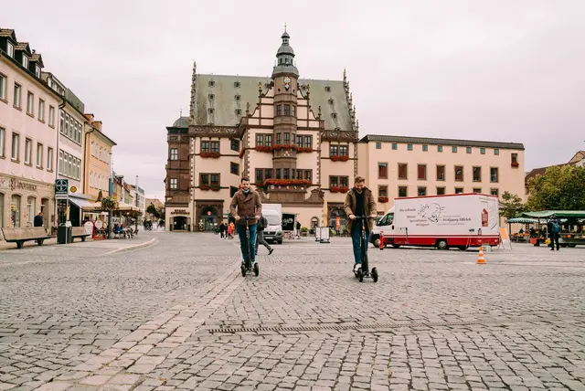 Ganz bequem von der Innenstadt an den Bahnhof: In Vaihingen gibt es ab 20. September E-Scooter. Die Roller sind mit zwei Rädern vorne und einem Rad hinten ausgestattet. Foto: Zeus